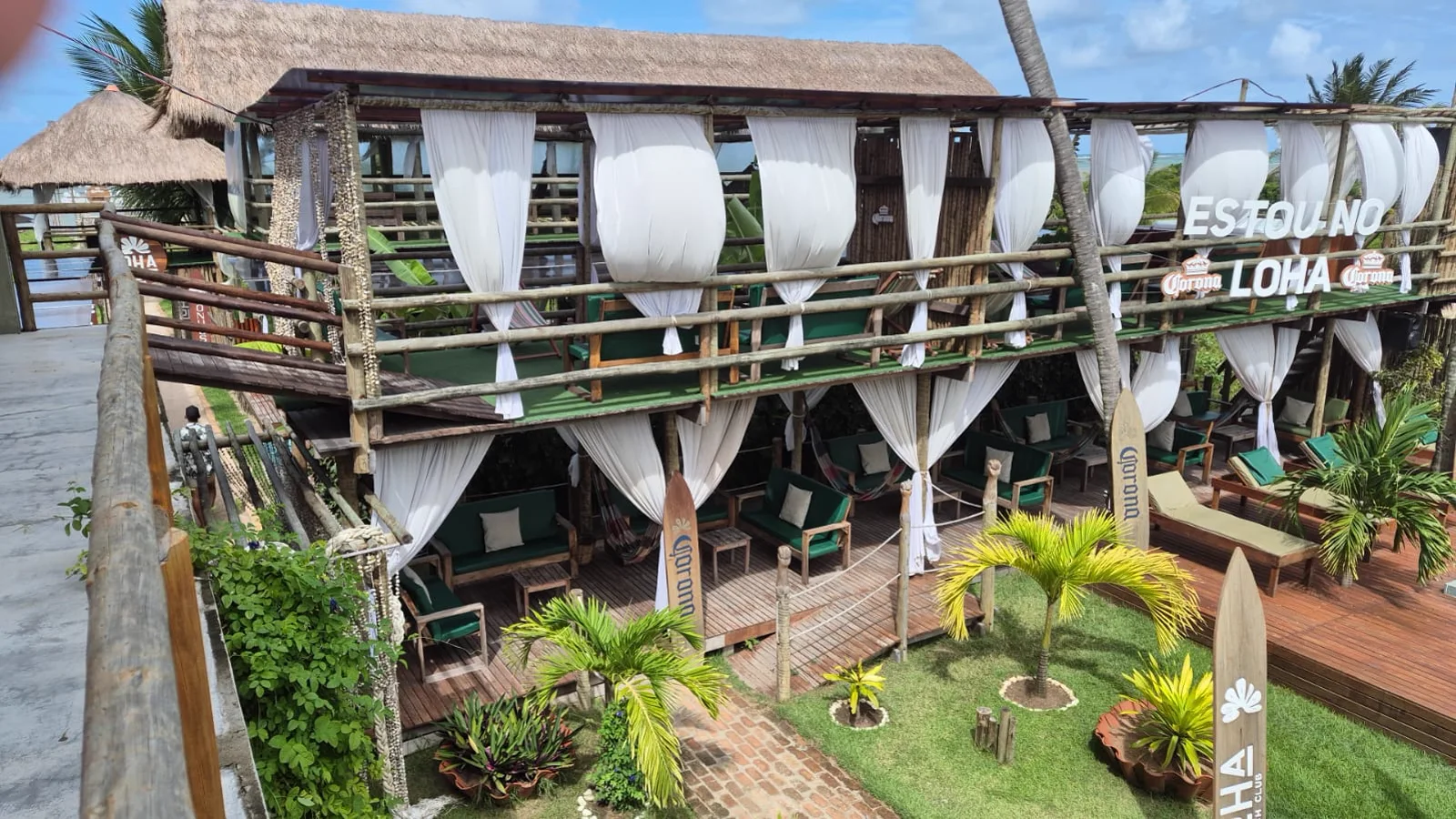 Área de descanso e lazer do Aloha, entre coqueiros e jardins
